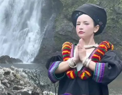 瀑布女孩表情包